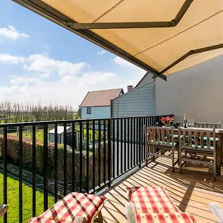 Holiday home Fully Renovated Modern Sunny Holiday-house With Garage In